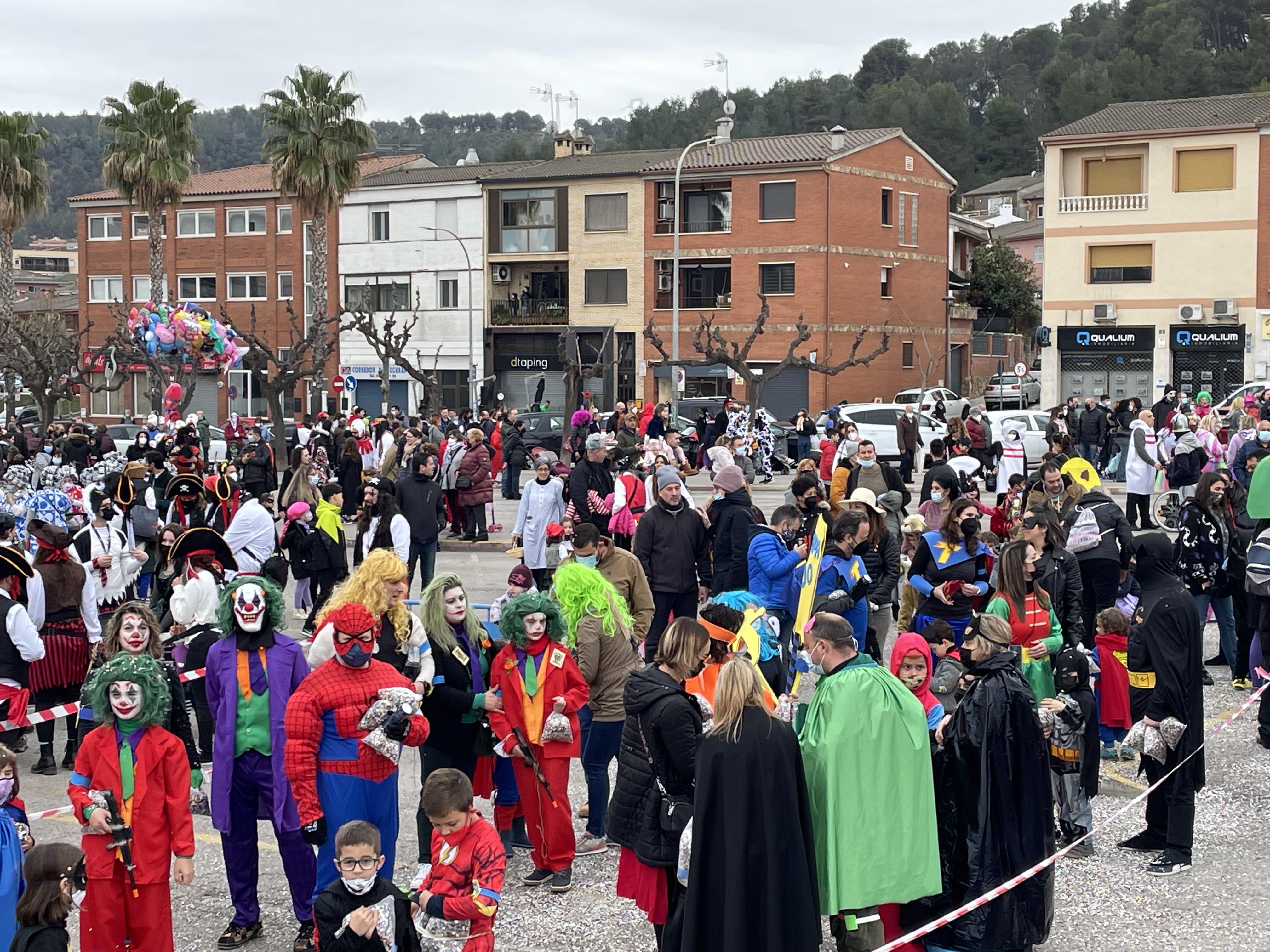 Imatge de la notícia: Sant Andreu de la Barca es disfressa de disbauxa per celebrar el carnestoltes