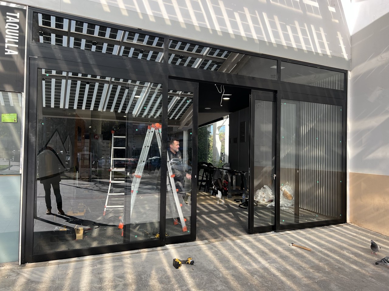 Imatge de la notícia: Sant Andreu de la Barca millora l’accessibilitat amb la instal·lació de portes automàtiques a diversos equipaments municipals