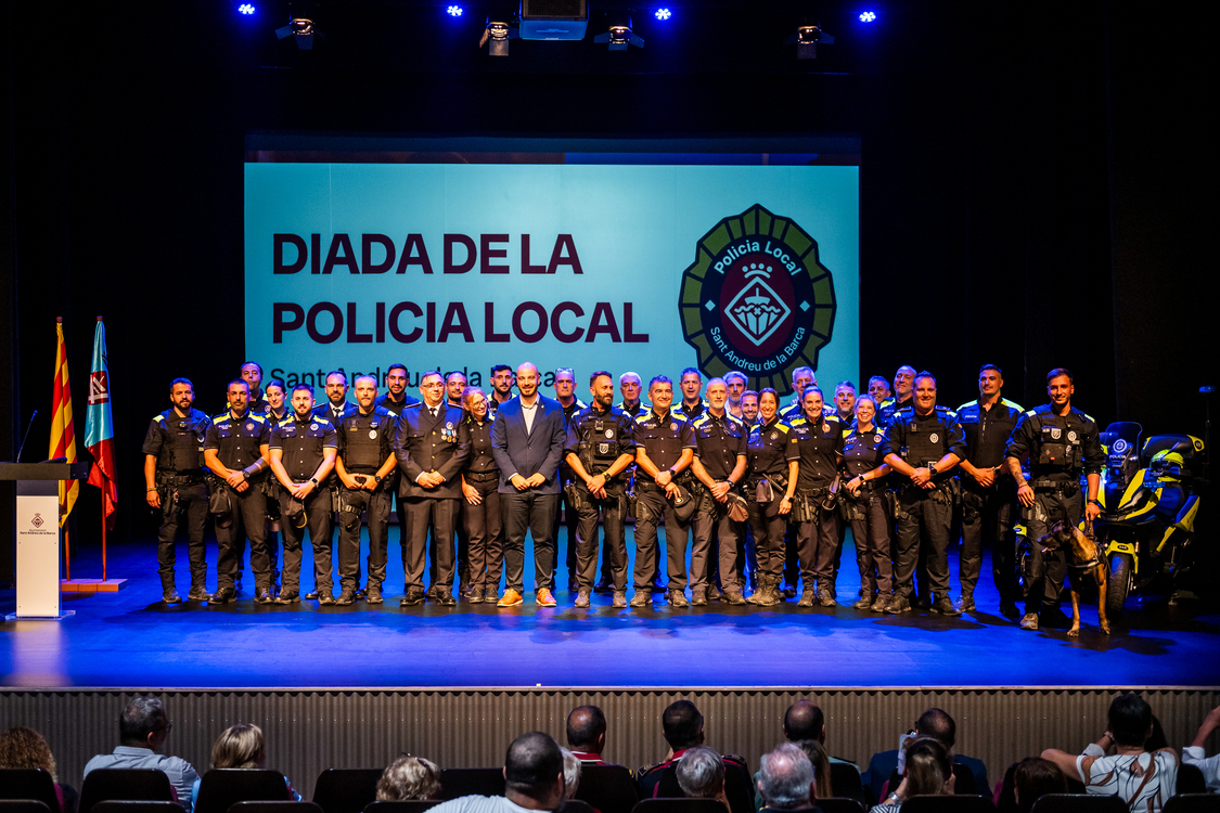 Imatge de la notícia: La Diada de la Policia Local homenatja els bombers i l’ADF per la seva actuació en l’incendi de Can Salvi